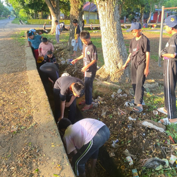 Aktualisasikan Q.S Al-Furqan Ayat 20, Santri PPTQ Wahdah Islamiyah Sinjai Kerja Bakti