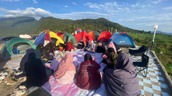 Negeri Berselimut Awan: Saat Santriwati Belajar Iman di Bawah Langit yang Tak Bertiang