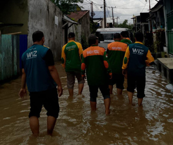 Relawan Wahdah Peduli dan Wahdah Inspirasi Zakat Salurkan Bantuan di Perumahan Zarindah, Gowa